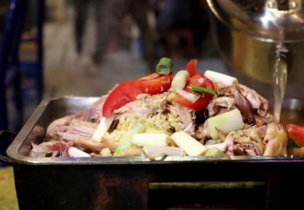 安徽大哥自創碳鍋雞,75元一份,每天流水13萬,聲稱飛機也買得起 安徽大哥自創碳鍋雞,75元一份,每天流水13萬,聲稱飛機也買得起