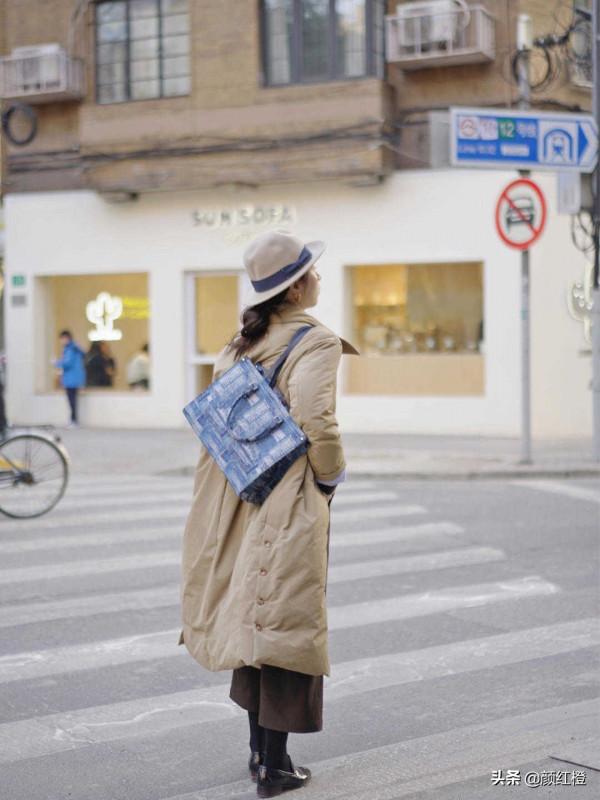 今年火了一種穿法叫“西服套裝+羽絨服”，幹練利落又實用，太美