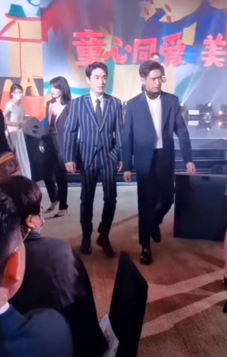 芭莎夜內場看點十足,楊冪跟三位帥哥同框,宋茜大合影站最邊上? 芭莎夜內場看點十足,楊冪跟三位帥哥同框,宋茜大合影站最邊上?