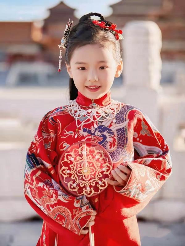 董璇帶著女兒滑雪！90後男友疑似同行，5歲小酒窩摔地上委屈落淚