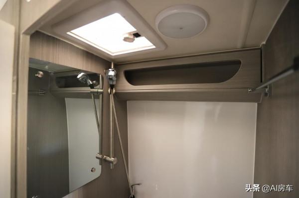 一車就能搞定吃、住、通勤？大通V90房車，4座1床，移動的公寓房