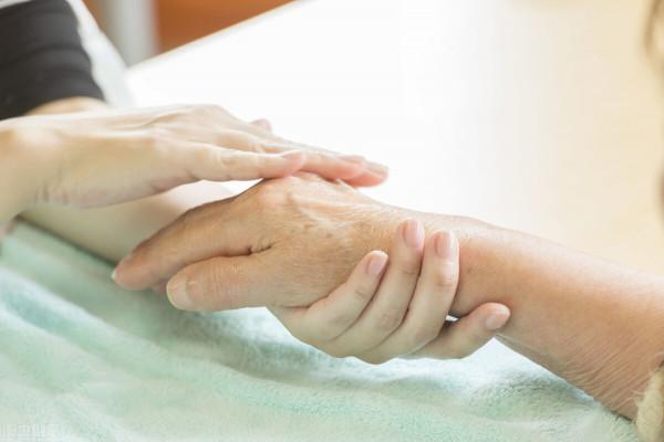 中老年人改善血液迴圈，會帶來3點獲益，生活中做好6件事很重要