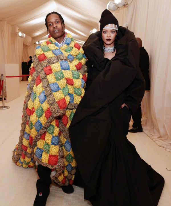 蕾哈娜街頭被偷拍!穿細高跟鞋路面溼滑不便行走,被保鏢抱在懷裡 蕾哈娜街頭被偷拍!穿細高跟鞋路面溼滑不便行走,被保鏢抱在懷裡