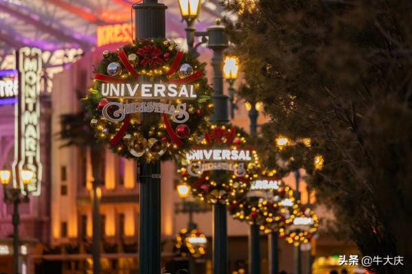 北京環球影城超大聖誕樹驚豔亮相 冬日氛圍拉滿 北京環球影城超大聖誕樹驚豔亮相 冬日氛圍拉滿