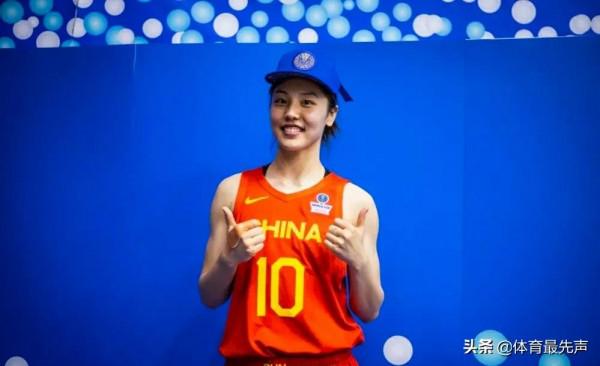 女籃姑娘們提前戴上了澳大利亞世界盃正賽帽，14人=14美女