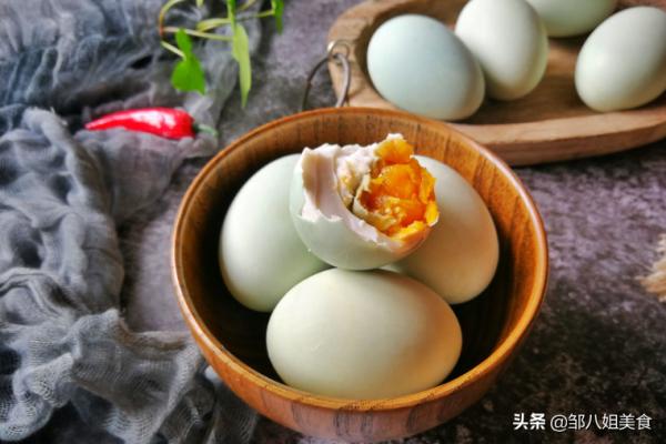 醃鹹鴨蛋，不用找黃泥，學會這個方法，簡單零失敗，個個流油起沙