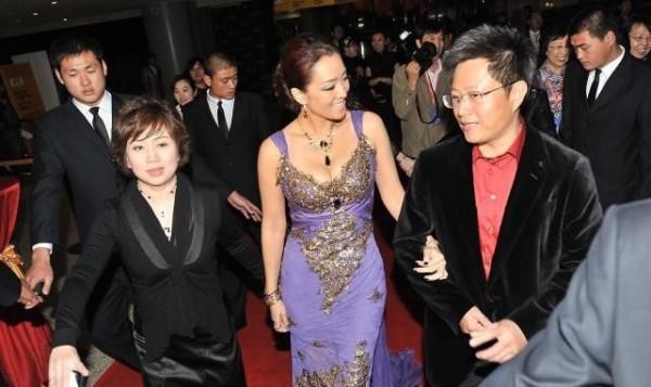 鞏俐從不刻意顯瘦，穿裙裝卻挺有高階感，紫色搭亮片看著也不俗氣