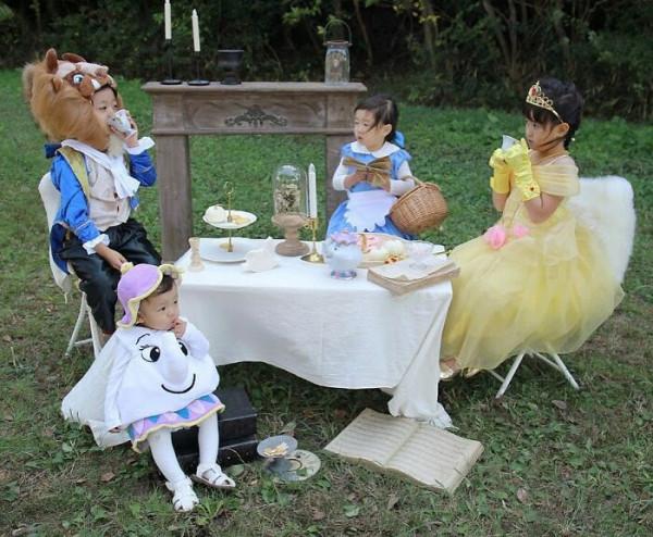 可愛的孩子們穿著媽媽為他們製作的手工服裝 可愛的孩子們穿著媽媽為他們製作的手工服裝