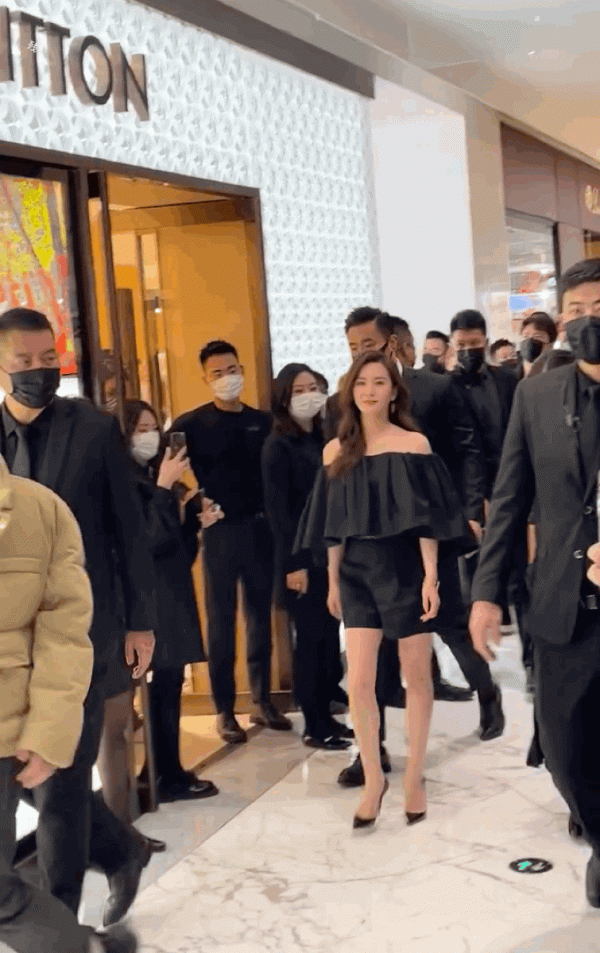 劉詩詩現身商場引圍觀！鞋跟太高令人擔憂，走路腳背繃成一條直線