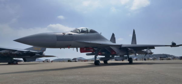 打腫臉也要充胖子？F35剛撞航母，美軍機就過臺海，繼續噁心中國