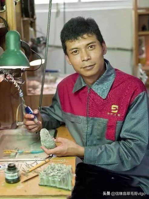 一塊100元的翡翠廢料,竟拍出360萬的高價,直接瘋漲3600倍 一塊100元的翡翠廢料,竟拍出360萬的高價,直接瘋漲3600倍