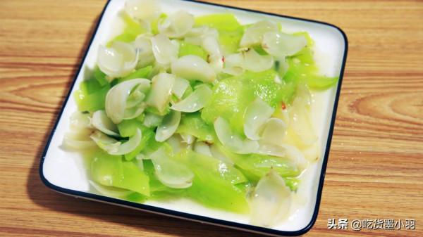 秋冬季節交替時,適合做份萵筍炒百合,清脆甘甜,清火潤肺還美味 秋冬季節交替時,適合做份萵筍炒百合,清脆甘甜,清火潤肺還美味