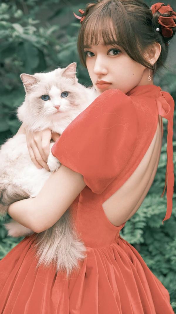 程瀟 1998年出生於廣東省，中國內地流行樂女歌手、演員