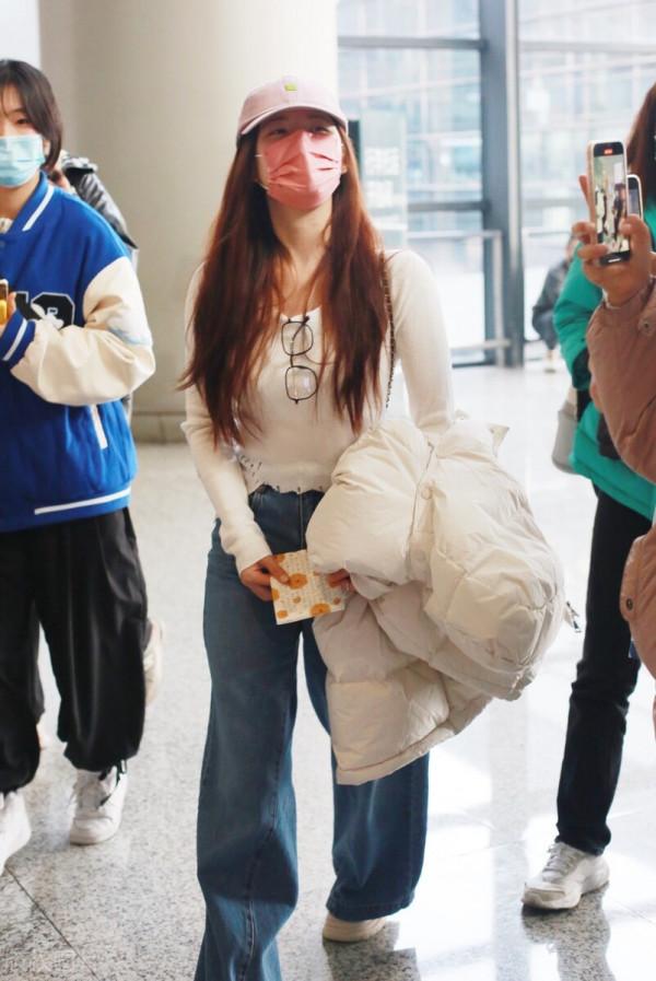 趙露思穿白色短款羽絨服搭配闊腿牛仔褲，甜美的可愛少女感