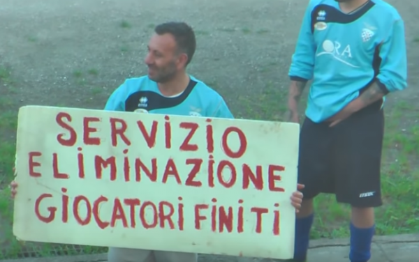 奇葩故事：球員比賽時被綁匪帶上直升機，隊友選擇繼續踢球