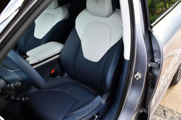 不止滿滿科技感，試駕極狐阿爾法S：豪華感十足，行駛品質出眾