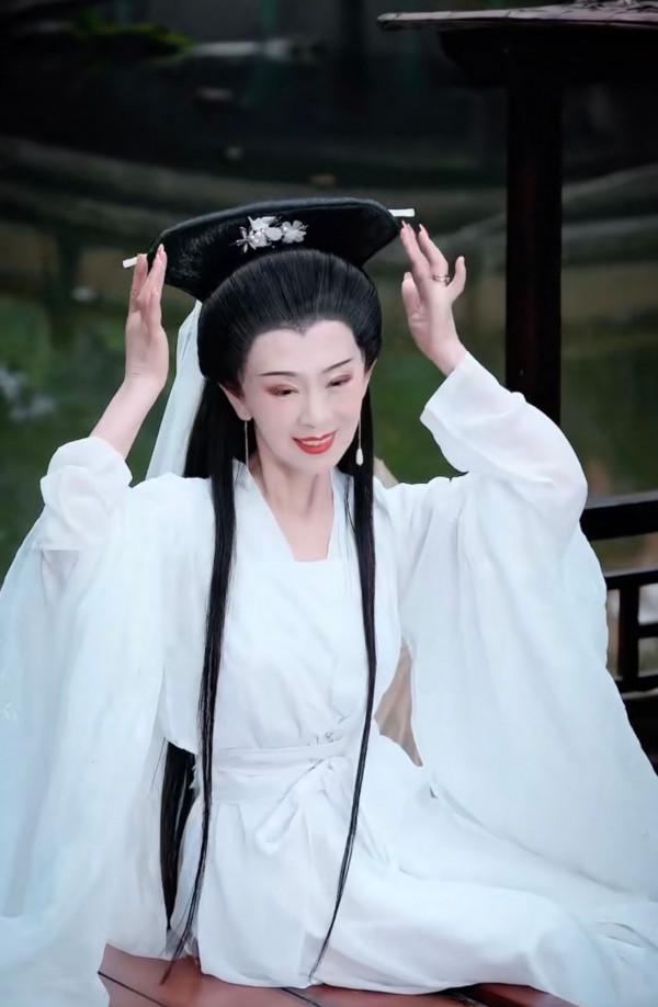 80歲奶奶仿妝“白娘子”，穿古風白裙身材纖細，氣質不輸趙雅芝