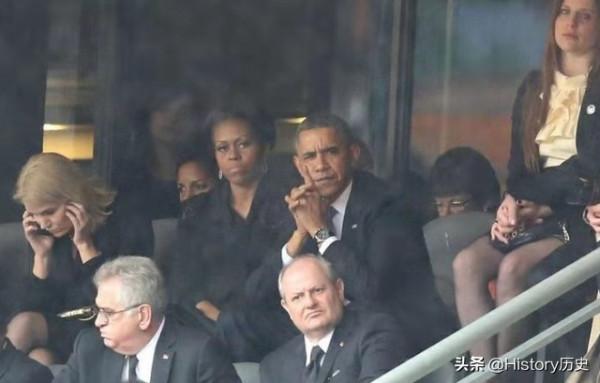 曼德拉追悼會上的尷尬時刻:奧巴馬與丹麥女首相、英國首相玩自拍 曼德拉追悼會上的尷尬時刻:奧巴馬與丹麥女首相、英國首相玩自拍