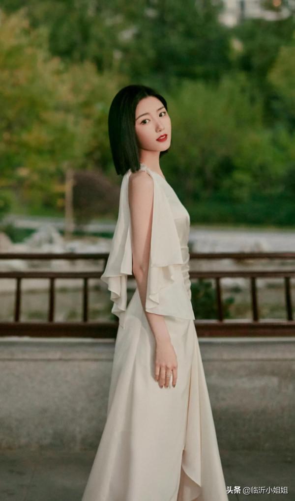 毛曉彤，出水芙蓉般的清新容貌，靈動唯美，非常恬靜的小姐姐