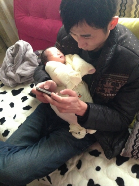 有一種“為難”叫新手爸爸抱娃：隔著螢幕，都能感覺他們太難了