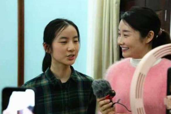 安徽17歲“天才少女”，被8所名校青睞，採訪時說的話惹國人怒贊