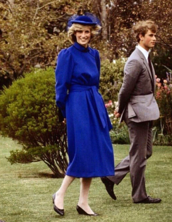 凱特又致敬戴安娜，選皇家藍出席重要場合，背影照氣質出眾又貴氣