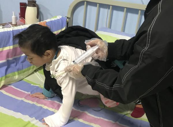 四歲女童熟睡中一聲尖叫後，竟被診斷為重度腦炎，昏睡兩個月醒來