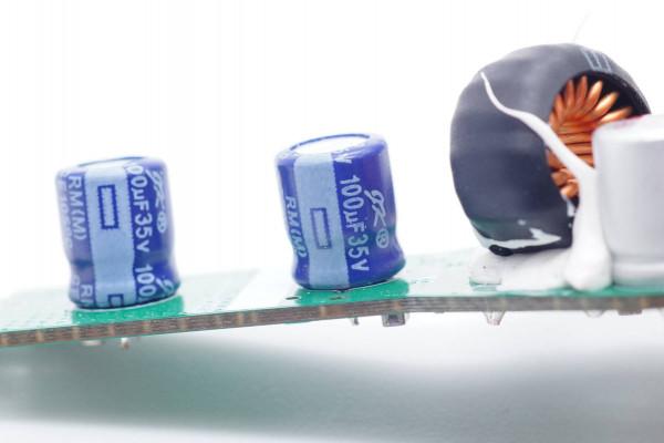 內建國產降壓控制器，支援5-20V輸出，百思買影雅24W車充拆解