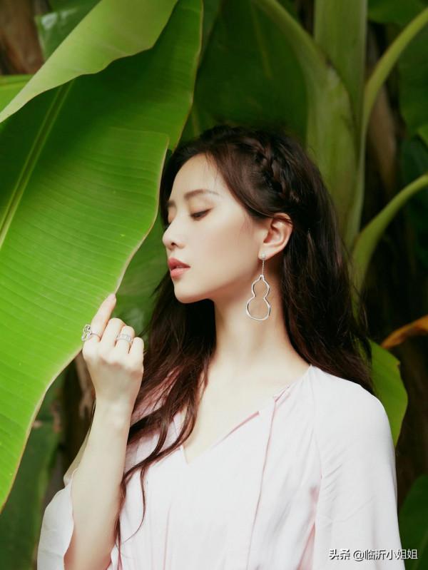 劉詩詩，擁有溫婉知性、清新淡雅的柔和之美，娛樂圈的一股清流