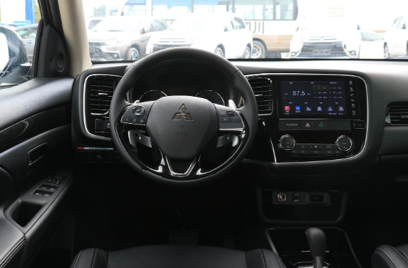 2018款廣汽三菱歐藍德行駛中方向跑偏該如何解決？