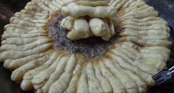 陝西大叔賣小吃,30年無招牌,顧客只看臉,外地人一般找不到 陝西大叔賣小吃,30年無招牌,顧客只看臉,外地人一般找不到