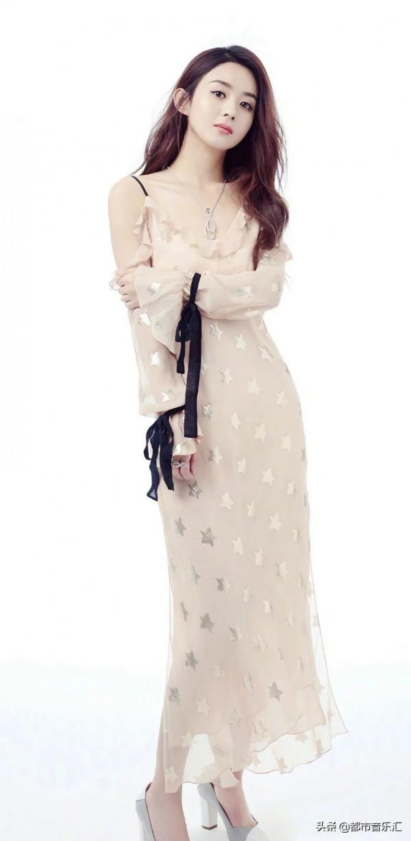 趙麗穎衣著簡樸自信大方，五官跟現在一樣沒變化