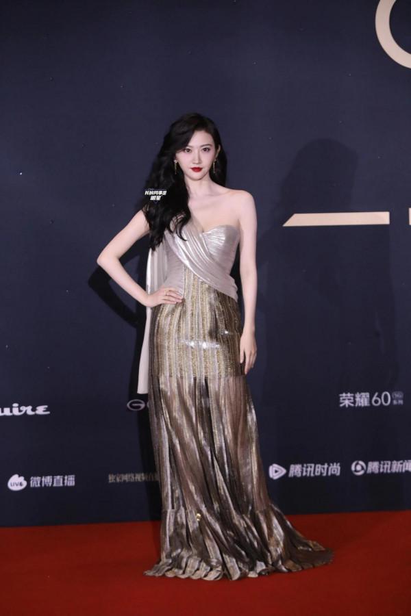 景甜～時尚先生紅毯亮相，金屬感修身長裙好美