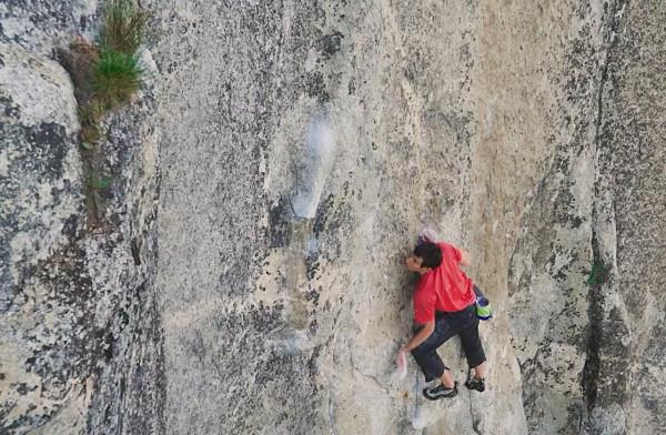 幾乎90度光滑立面，高916米的酋長巖，有個人曾徒手登頂，僅用4h