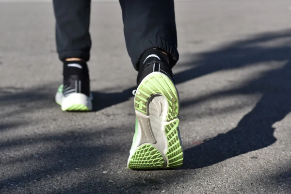 這雙專為柏油路而“生”的跑鞋,它在包裹和耐磨上到底有多香? 這雙專為柏油路而“生”的跑鞋,它在包裹和耐磨上到底有多香?