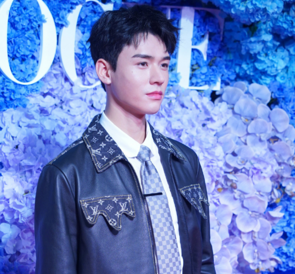 本以為紅毯上楊冪、宋茜夠美了，結果41歲的湯唯一出來，才知差距