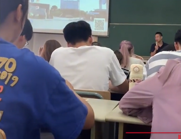 福建一狗子躺教室蹭空調睡覺，發現後被叫醒，網友：理解那種心情