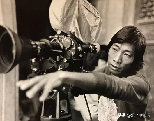 被譽為“第一武術指導”，4個弟弟都是演員，周星馳為其斟酒