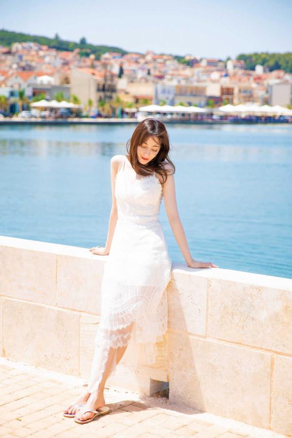 迪麗熱巴有顏任性，穿黑色破洞上衣意外時髦，配上貝雷帽美翻了