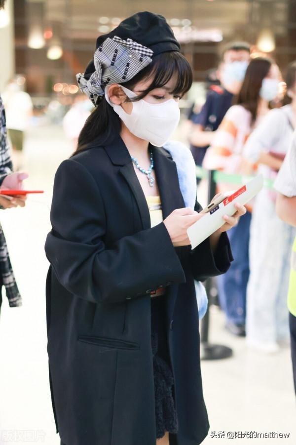 賴美雲身穿彩色裡胸+西裝外套甜酷,穿黑色裙褲青春活力 賴美雲身穿彩色裡胸+西裝外套甜酷,穿黑色裙褲青春活力