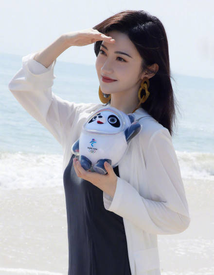 景甜手拿冰墩墩笑容甜美 穿白色外套氣質優雅大方