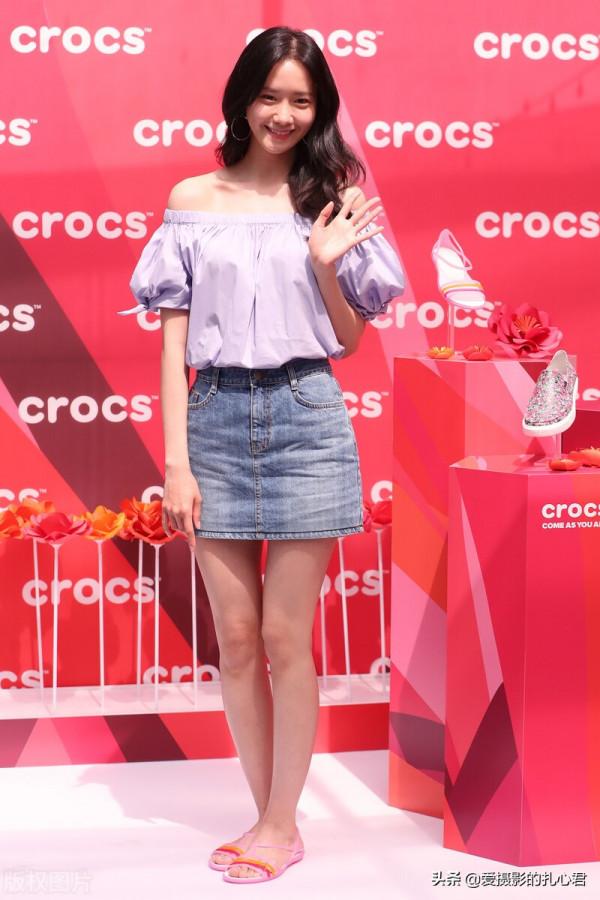 林允兒—一字領上衣加牛仔短裙