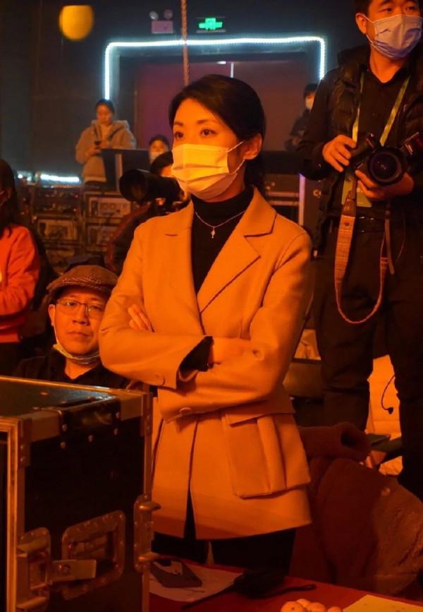 周濤主持春晚合影，磨皮後不像她了，氣質是優雅但真人並不年輕