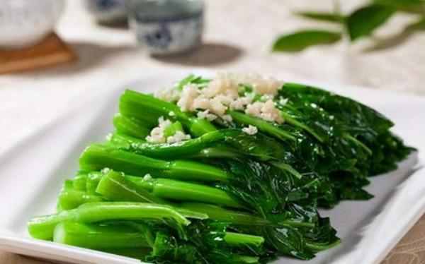 廣東人炒青菜，為啥翠綠鮮嫩不出水？其實訣竅很簡單，看完明白了