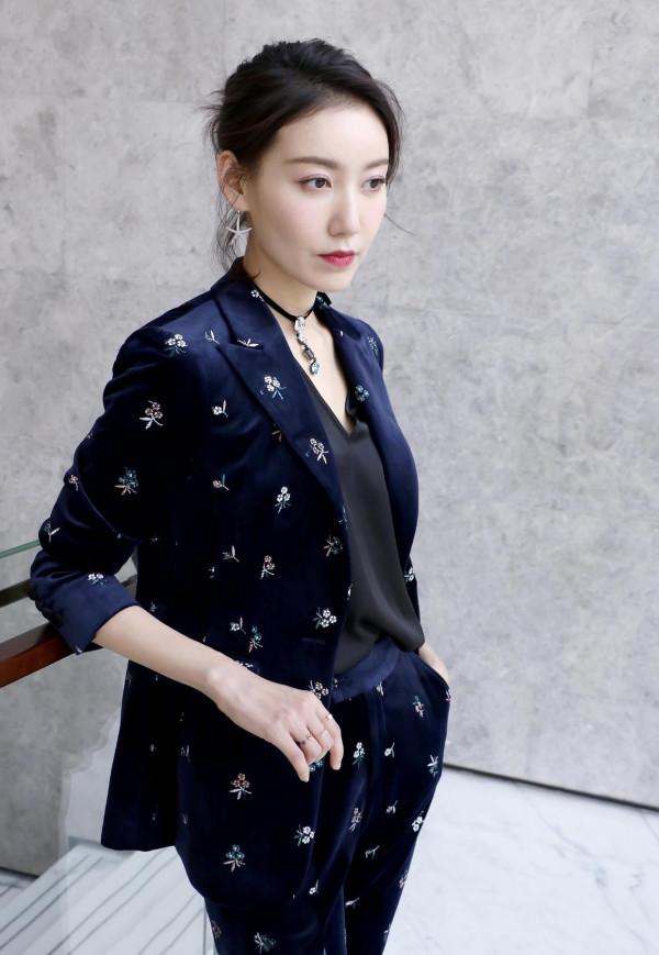 高露真機場穿搭真洋氣，黃色T恤配黑色短褲青春靚麗，活力十足