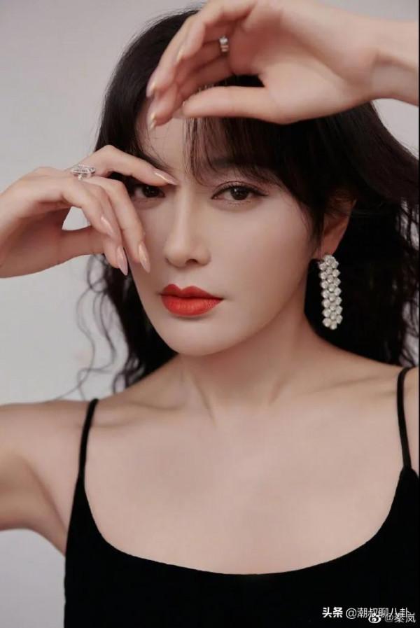 42歲的秦嵐看起來就是二十多歲的妙齡少女