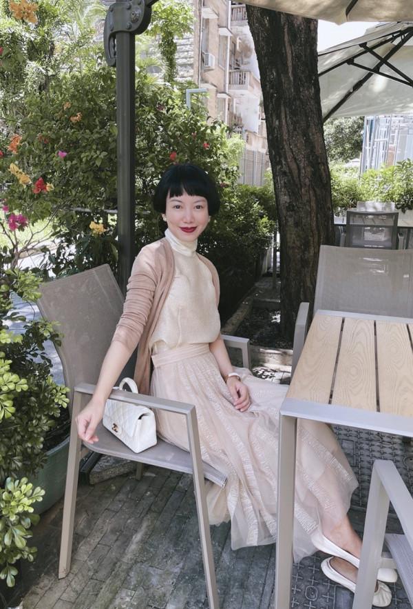 上了年紀的女人別痴迷長髮,這位大姐蘑菇頭配高階感穿搭,美呆了 上了年紀的女人別痴迷長髮,這位大姐蘑菇頭配高階感穿搭,美呆了