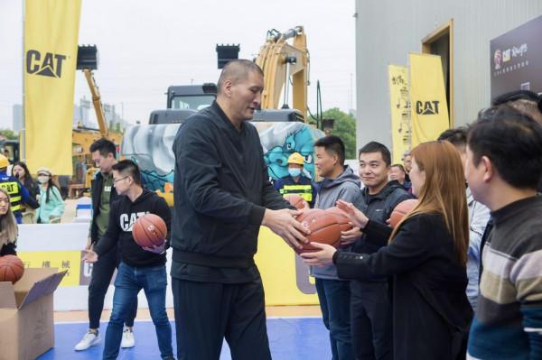 有擔當!巴特爾為搶險英雄頒獎,CBA奉獻精彩更要獻上溫情 有擔當!巴特爾為搶險英雄頒獎,CBA奉獻精彩更要獻上溫情