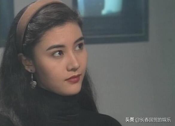“最美港姐”李嘉欣青澀舊照曝光，清純甜美滿臉膠原蛋白