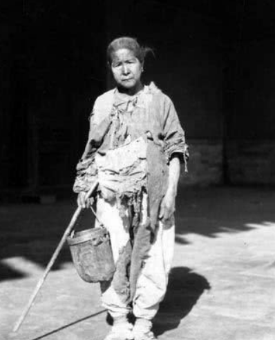 1949年,湖南乞丐給政府捐出16兩黃金後哭訴:這是我亡夫上交的 1949年,湖南乞丐給政府捐出16兩黃金後哭訴:這是我亡夫上交的